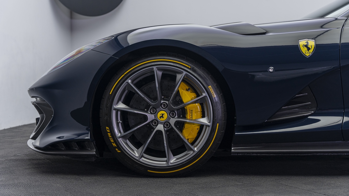 2022 Ferrari 812 Competizione, 13/18