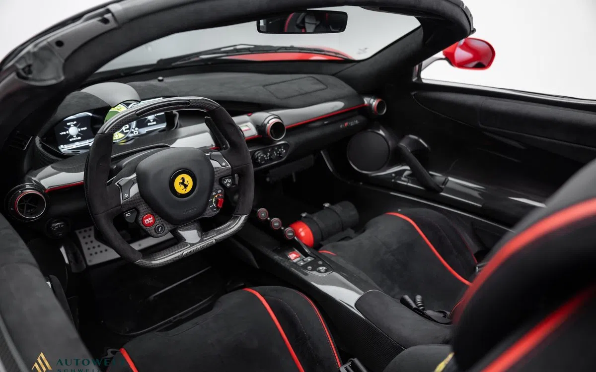 2016 Ferrari LaFerrari Aperta interior, Black