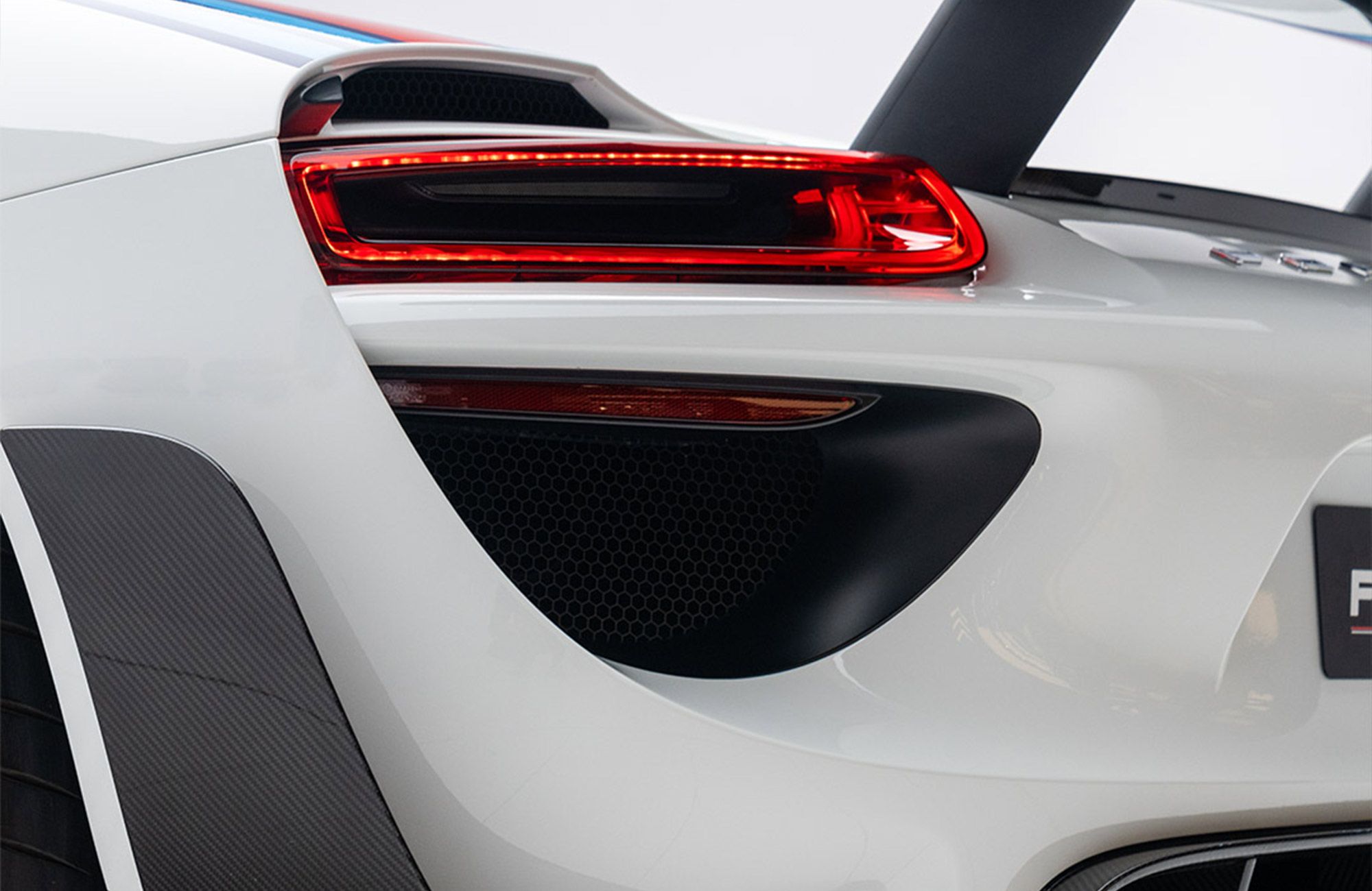 2015 Porsche 918 Spyder Weissach Package Martini Edition, 16/16