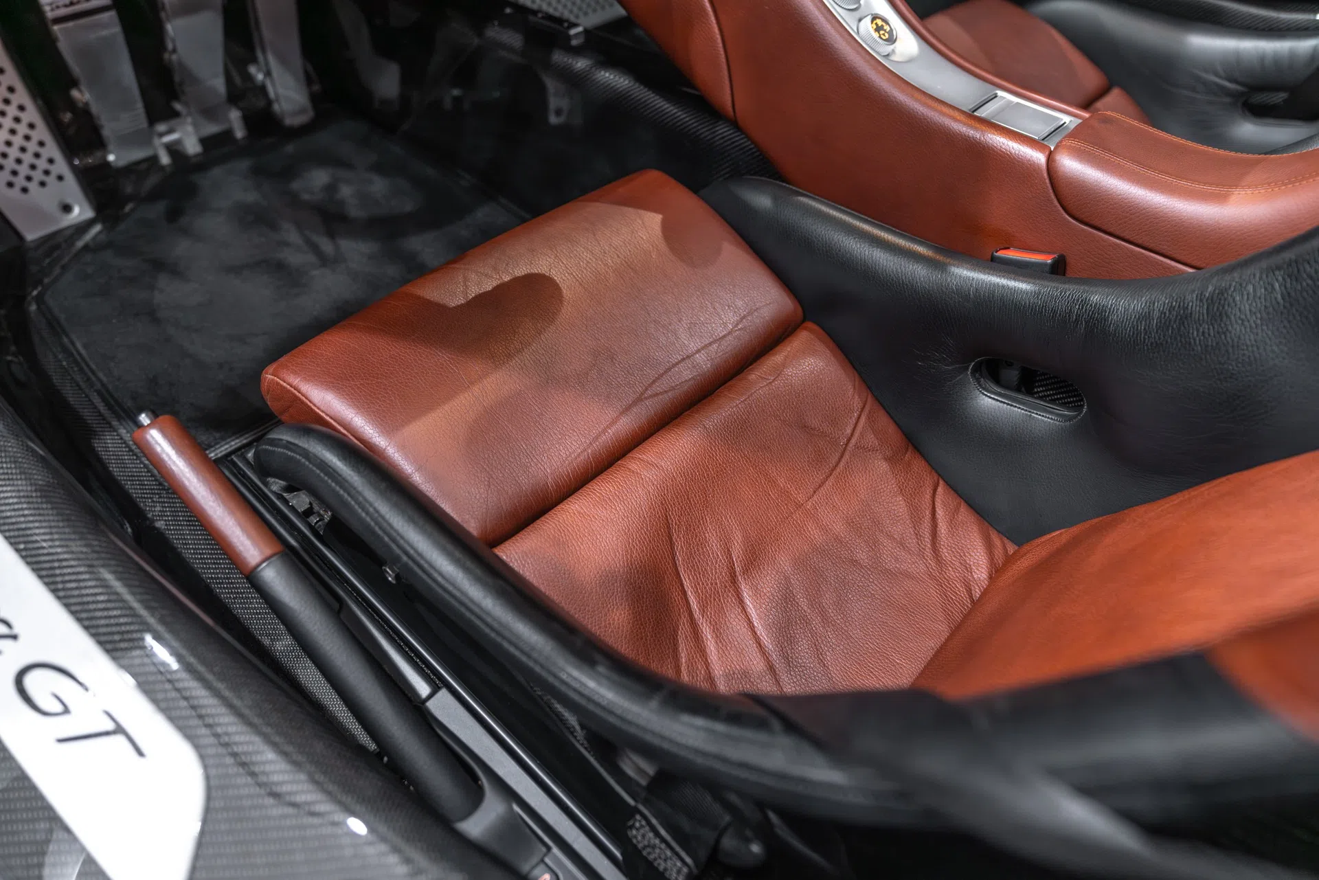 2005 Porsche Carrera GT interior, seats, Dark Gray