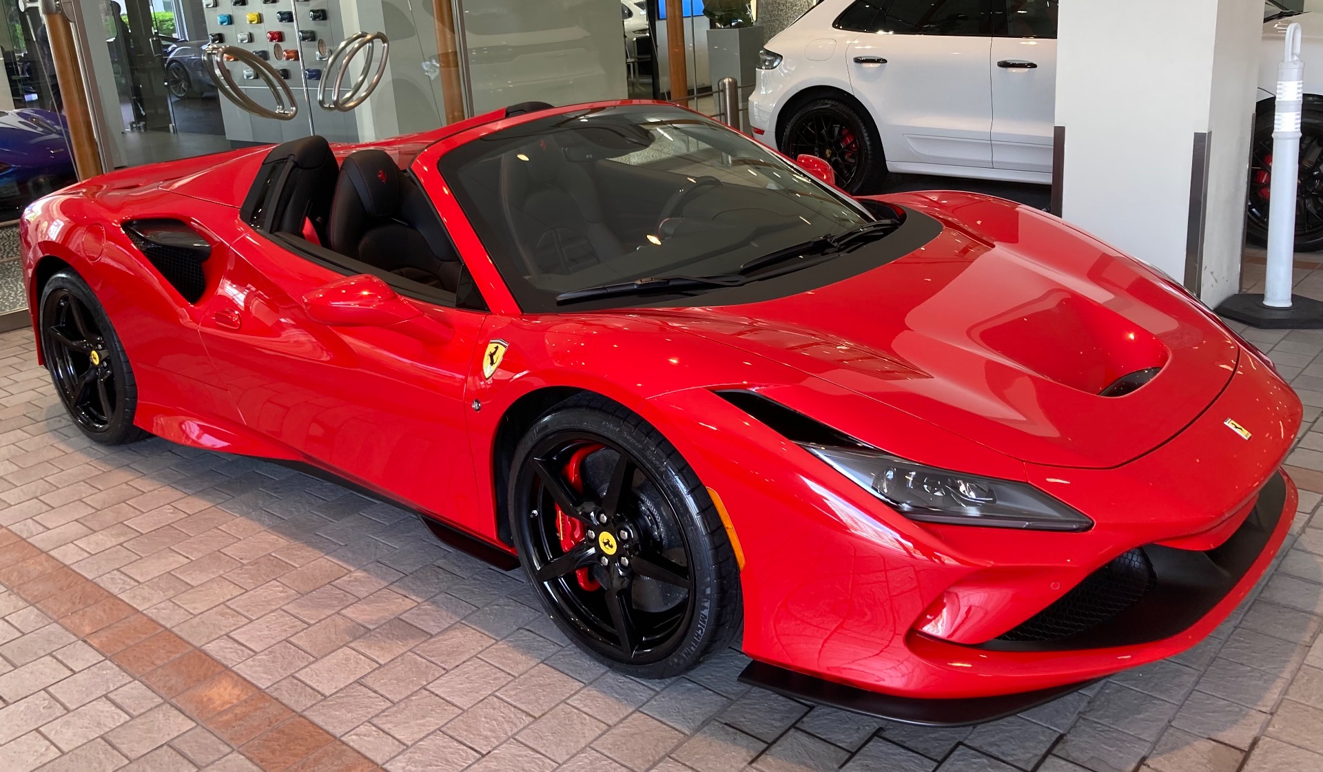 2022 Ferrari F8 Spider, 2/13
