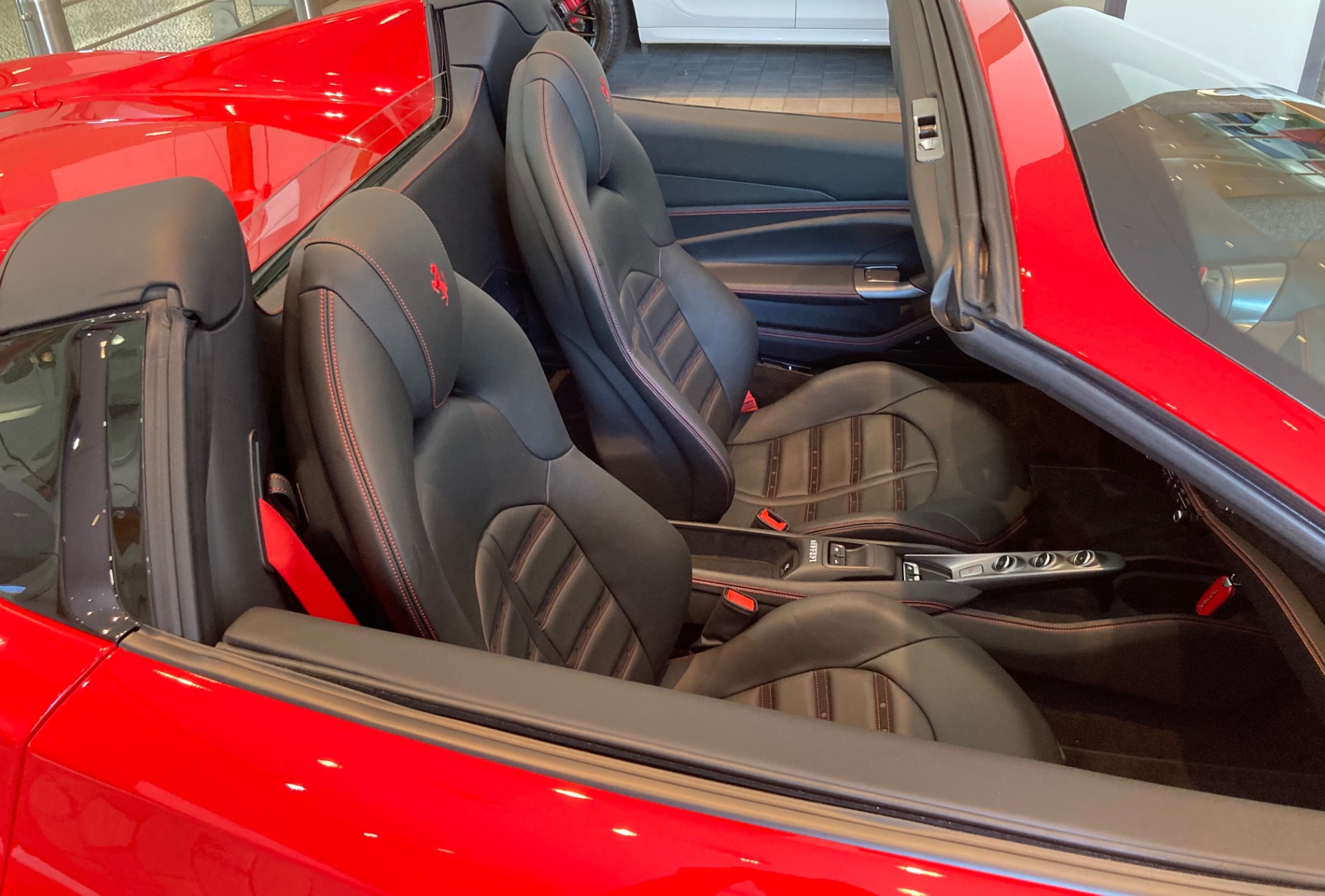 2022 Ferrari F8 Spider, 5/13