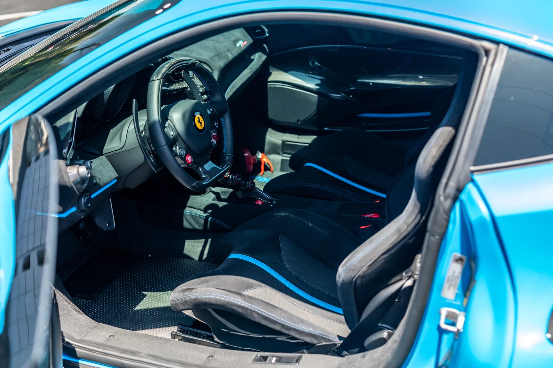 2020 Ferrari 488 Pista interior, Nero