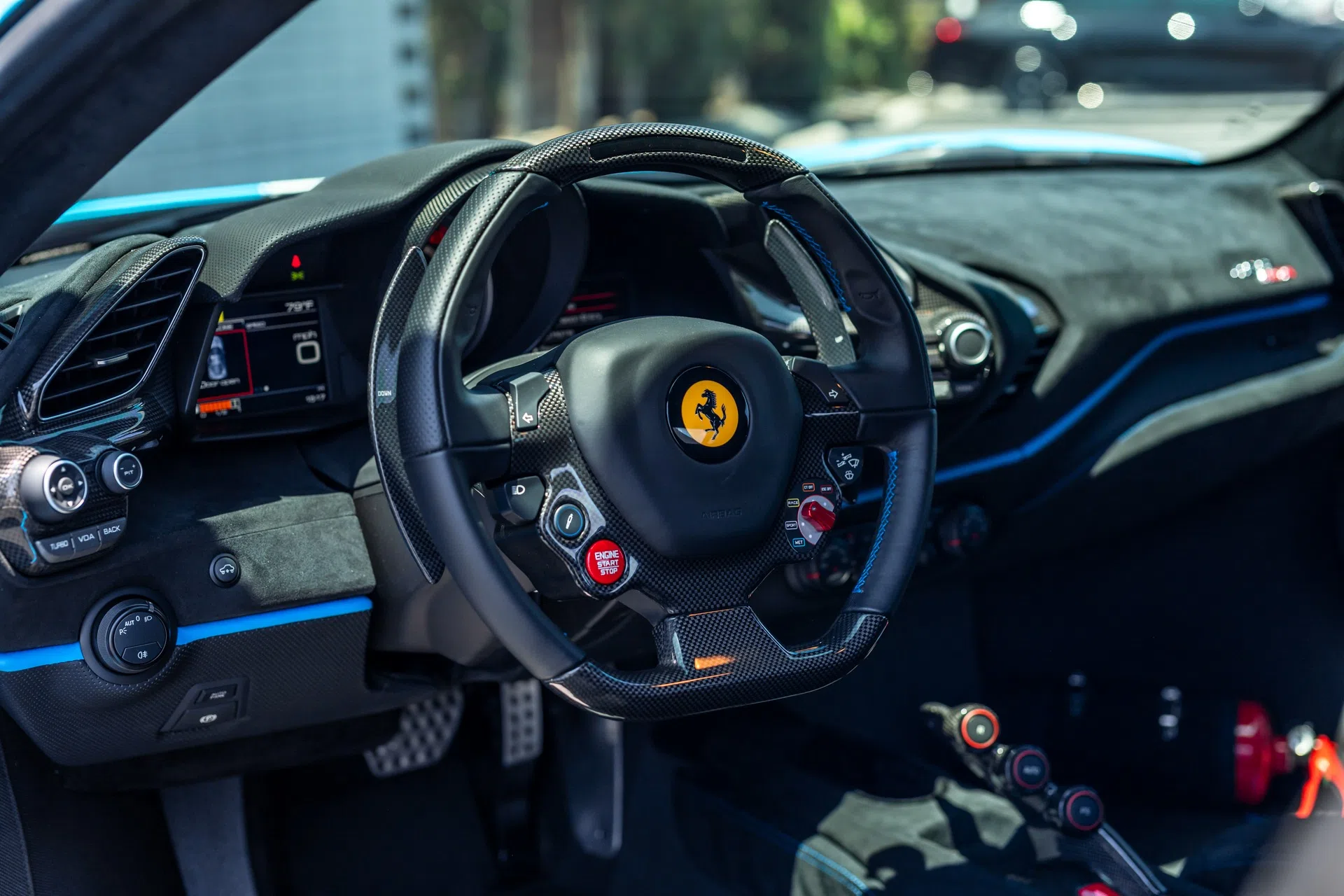 2020 Ferrari 488 Pista interior, Nero