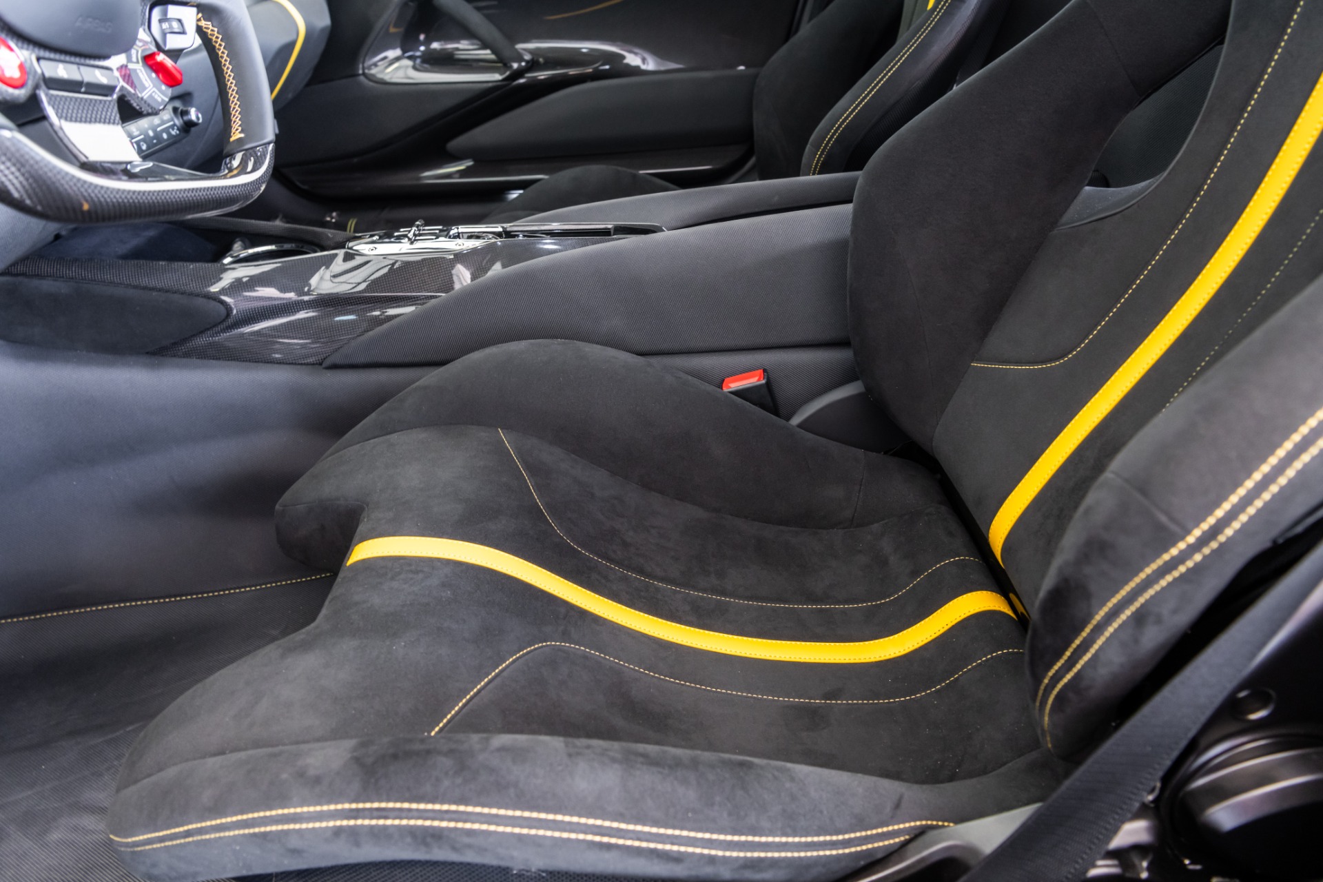 2022 Ferrari 812 Competizione, 14/19