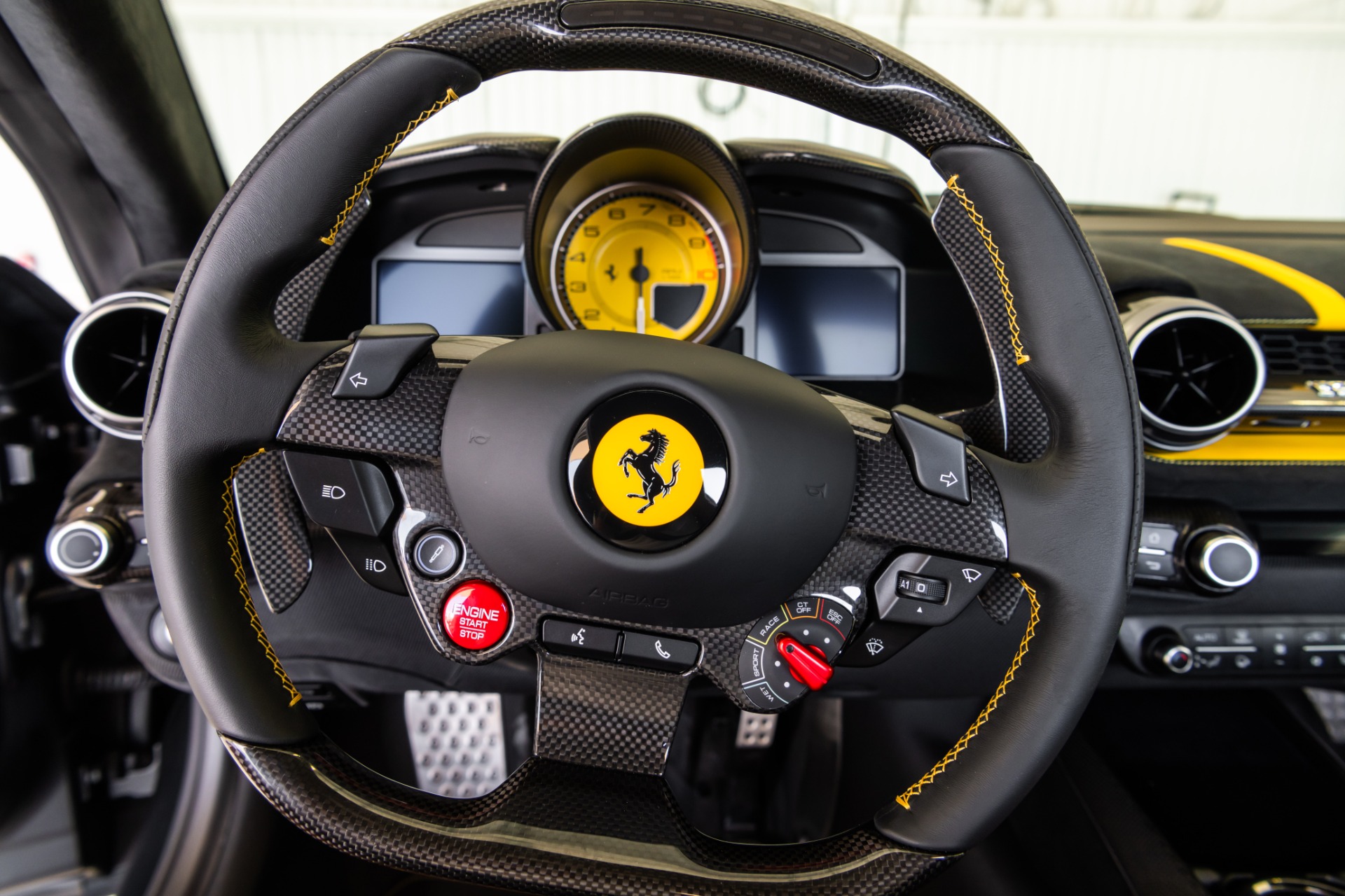 2022 Ferrari 812 Competizione, 15/19
