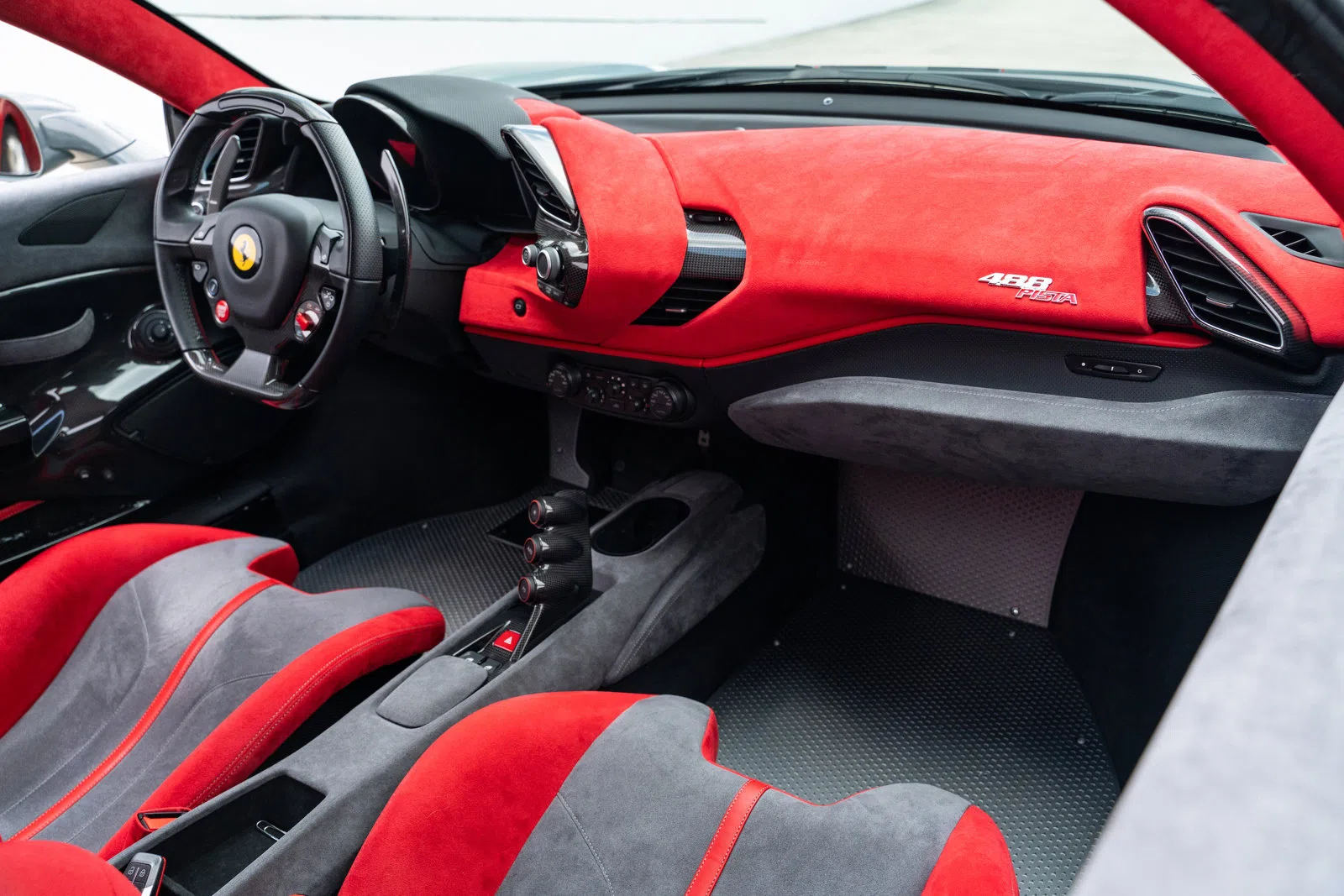 2019 Ferrari 488 Pista interior