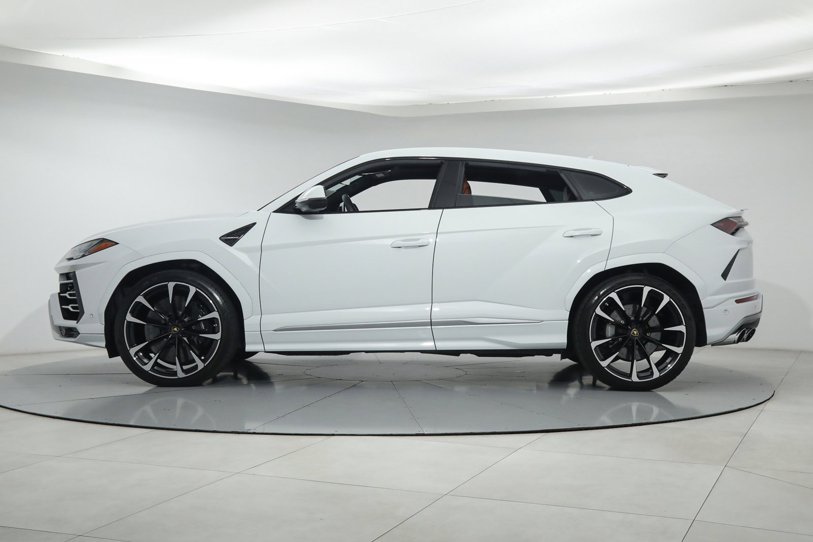 2020 Lamborghini Urus, 2/20