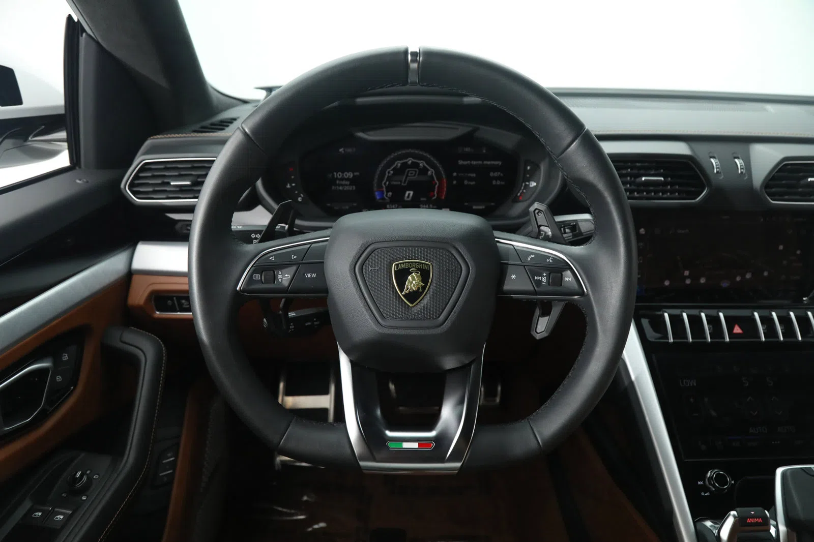 2020 Lamborghini Urus interior