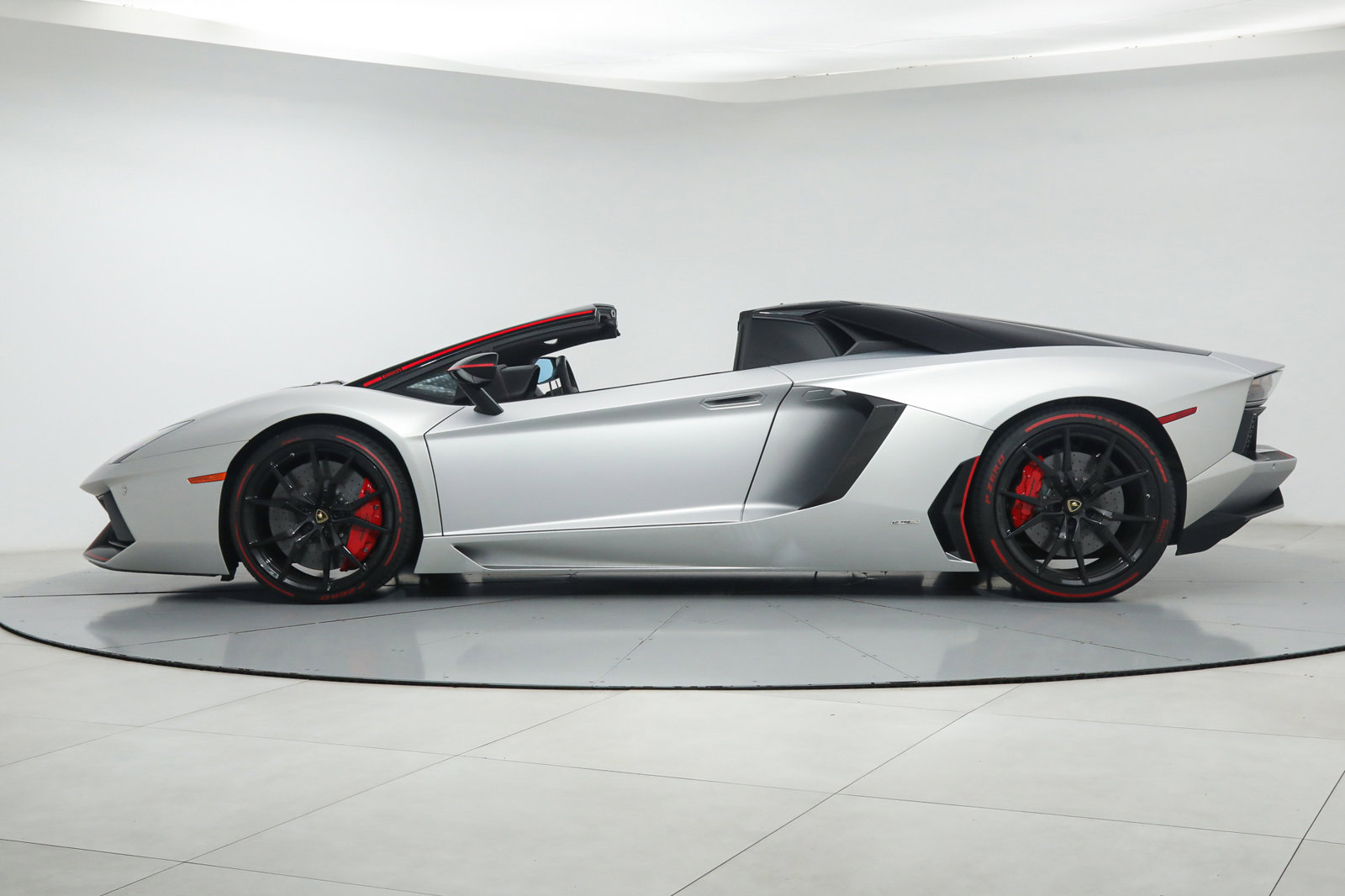 2016 Lamborghini Aventador LP 700-4 Roadster, 3/17