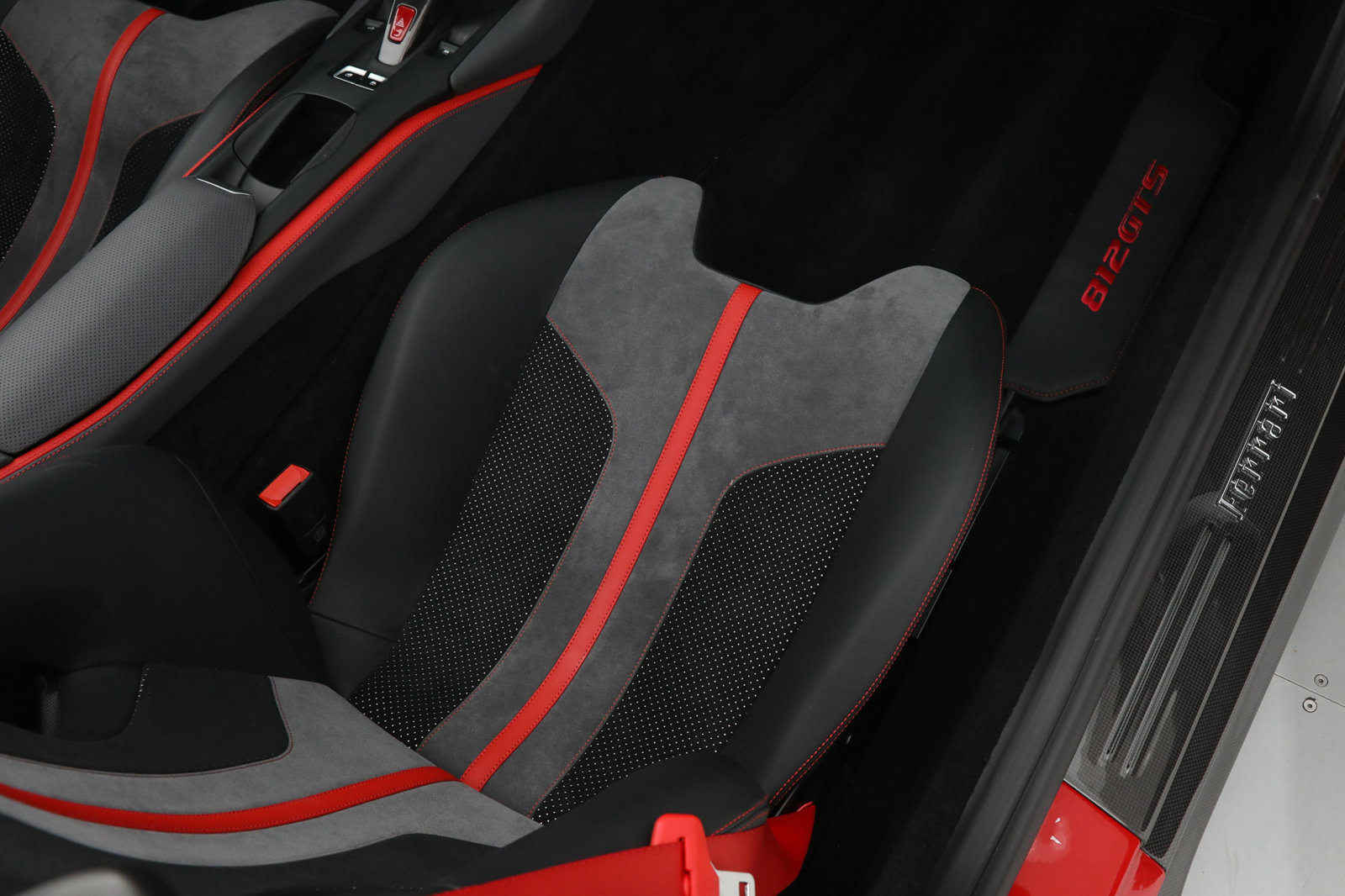 2022 Ferrari 812 GTS, 15/18