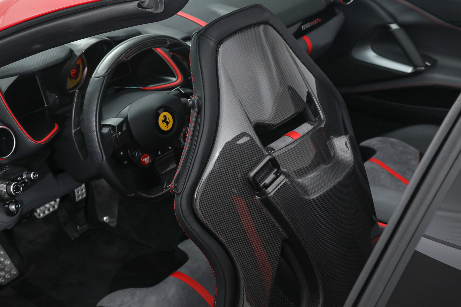 2022 Ferrari 812 GTS, 17/18