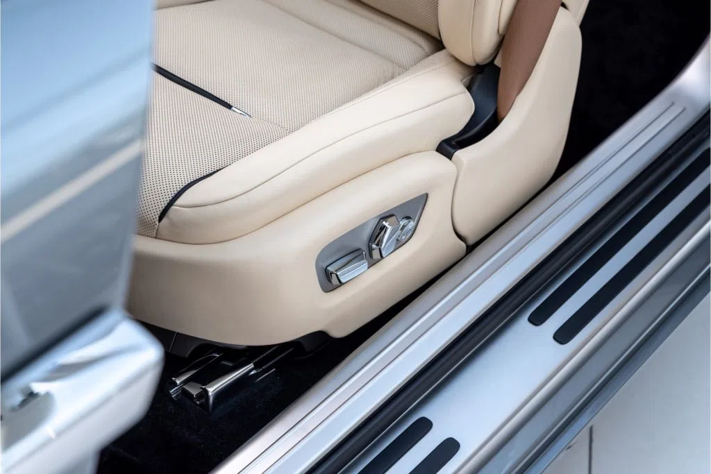 2018 Rolls-Royce Dawn interior, Beige