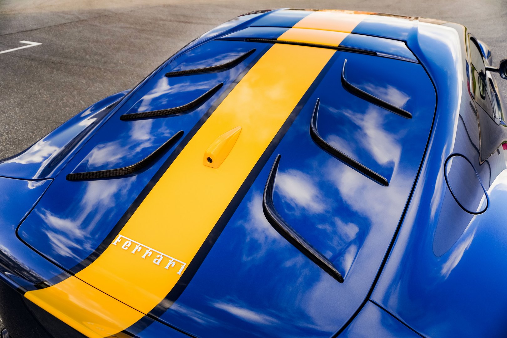 2023 Ferrari 812 Competizione, 15/17