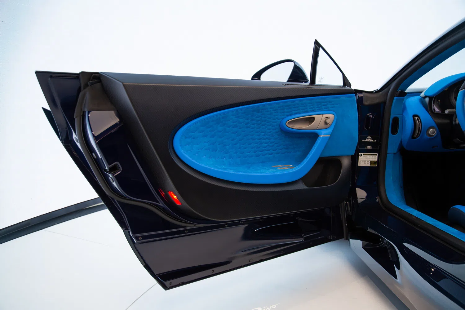 2022 Bugatti Divo interior, door panel