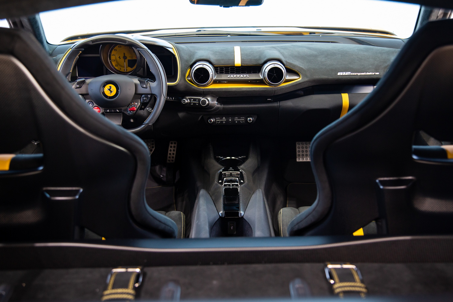 2023 Ferrari 812 Competizione, 14/20
