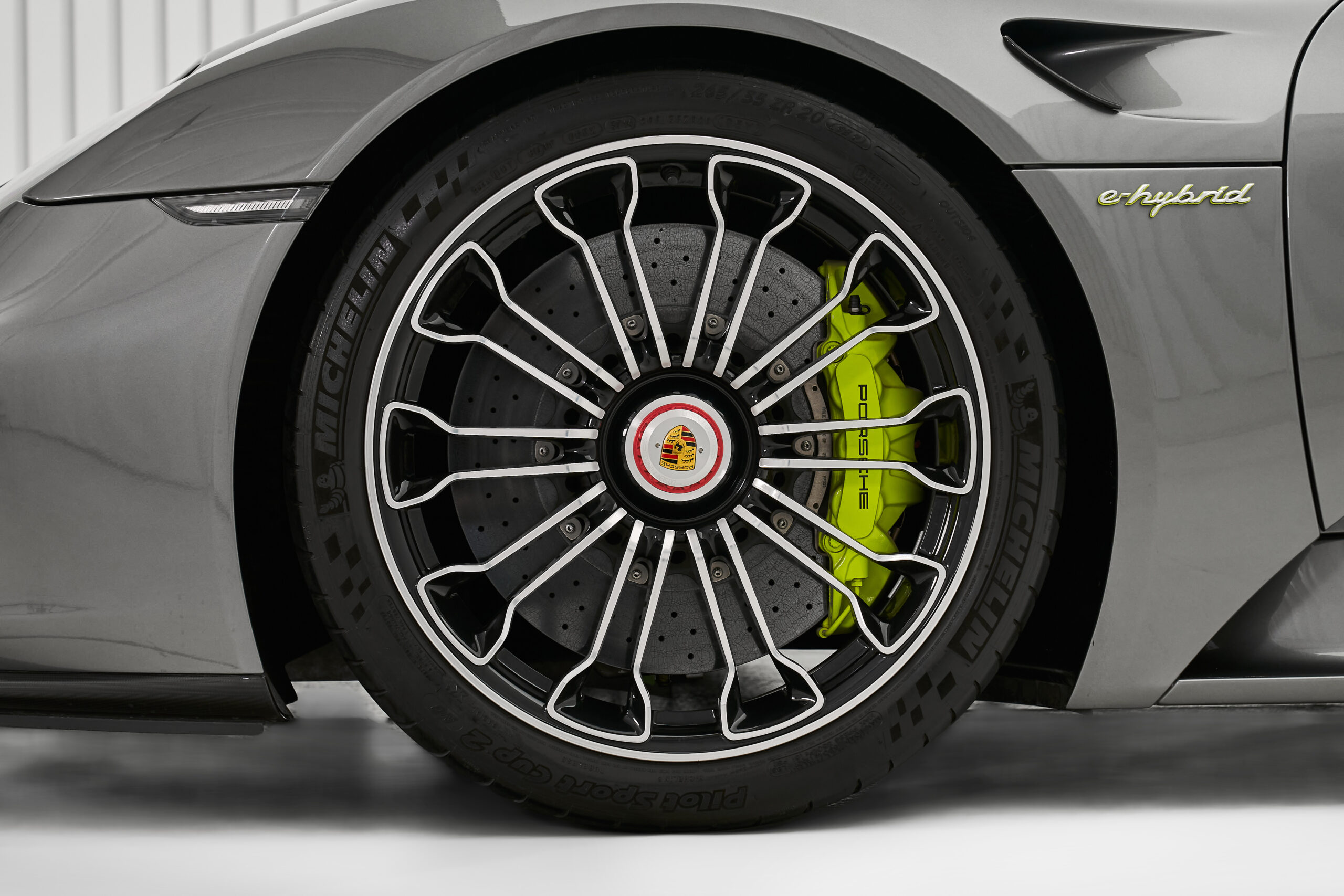 2015 Porsche 918 Spyder Weissach Package, 15/16