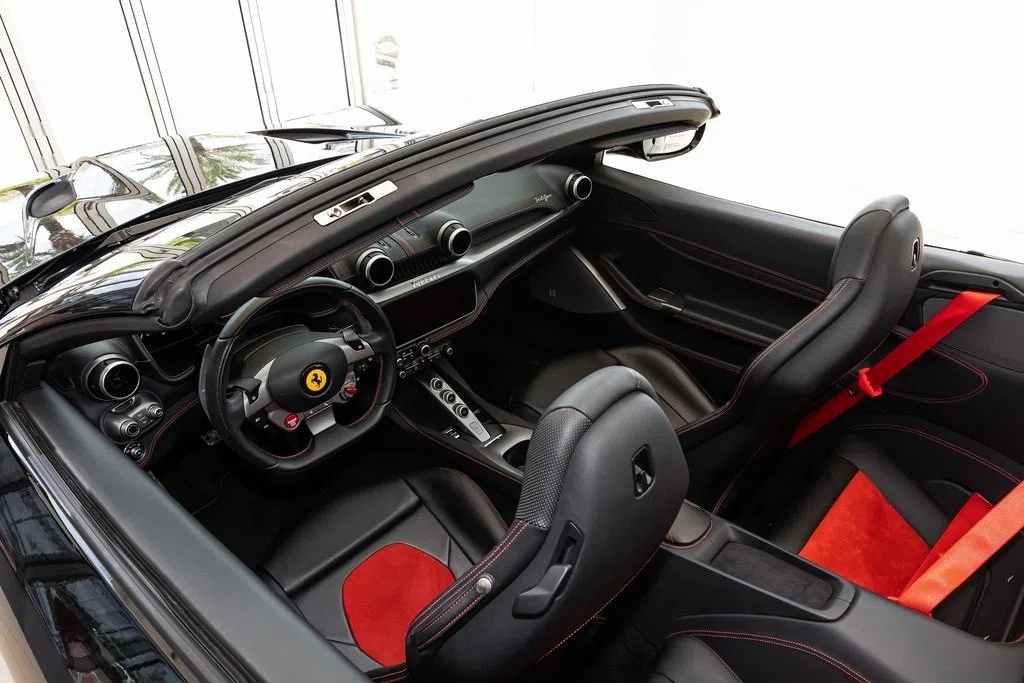 2019 Ferrari Portofino interior, Nero