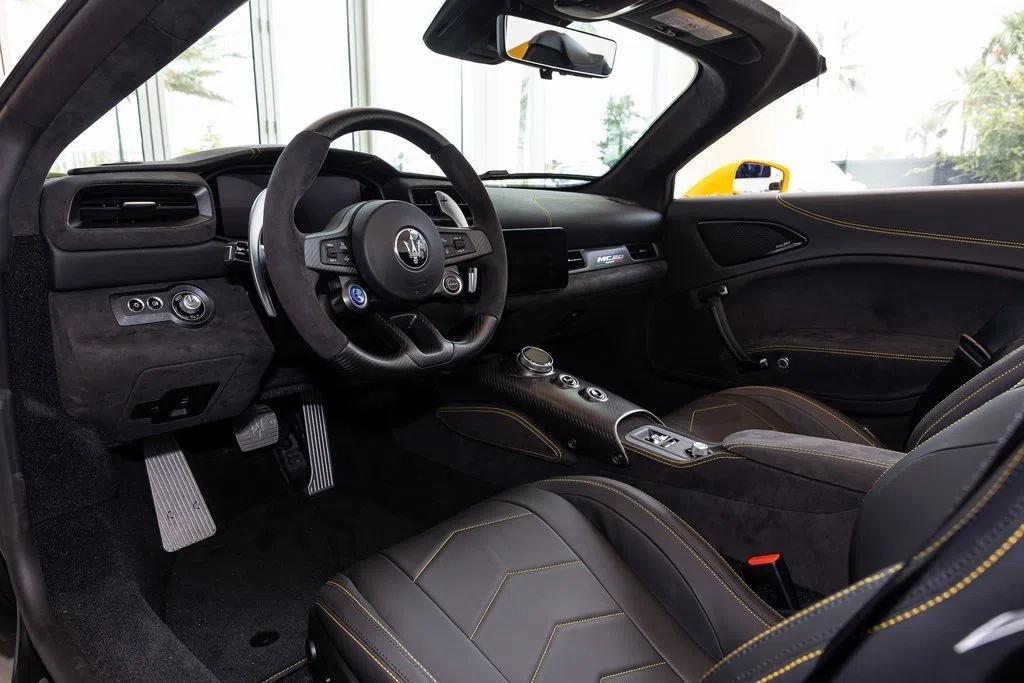 2023 Maserati MC20 Cielo interior