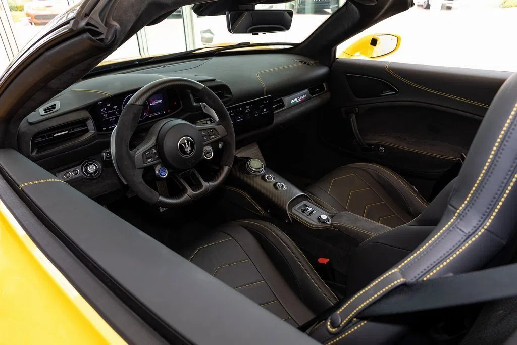 2023 Maserati MC20 Cielo interior, dashboard