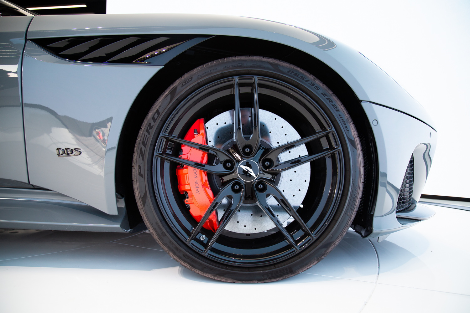 2022 Aston Martin DBS Superleggera, 18/19