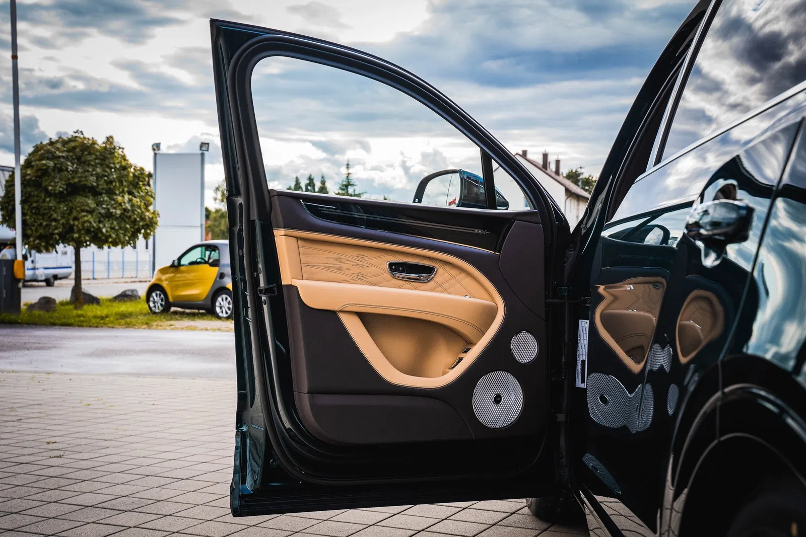 2023 Bentley Bentayga EWB Azure First Edition interior, door panel