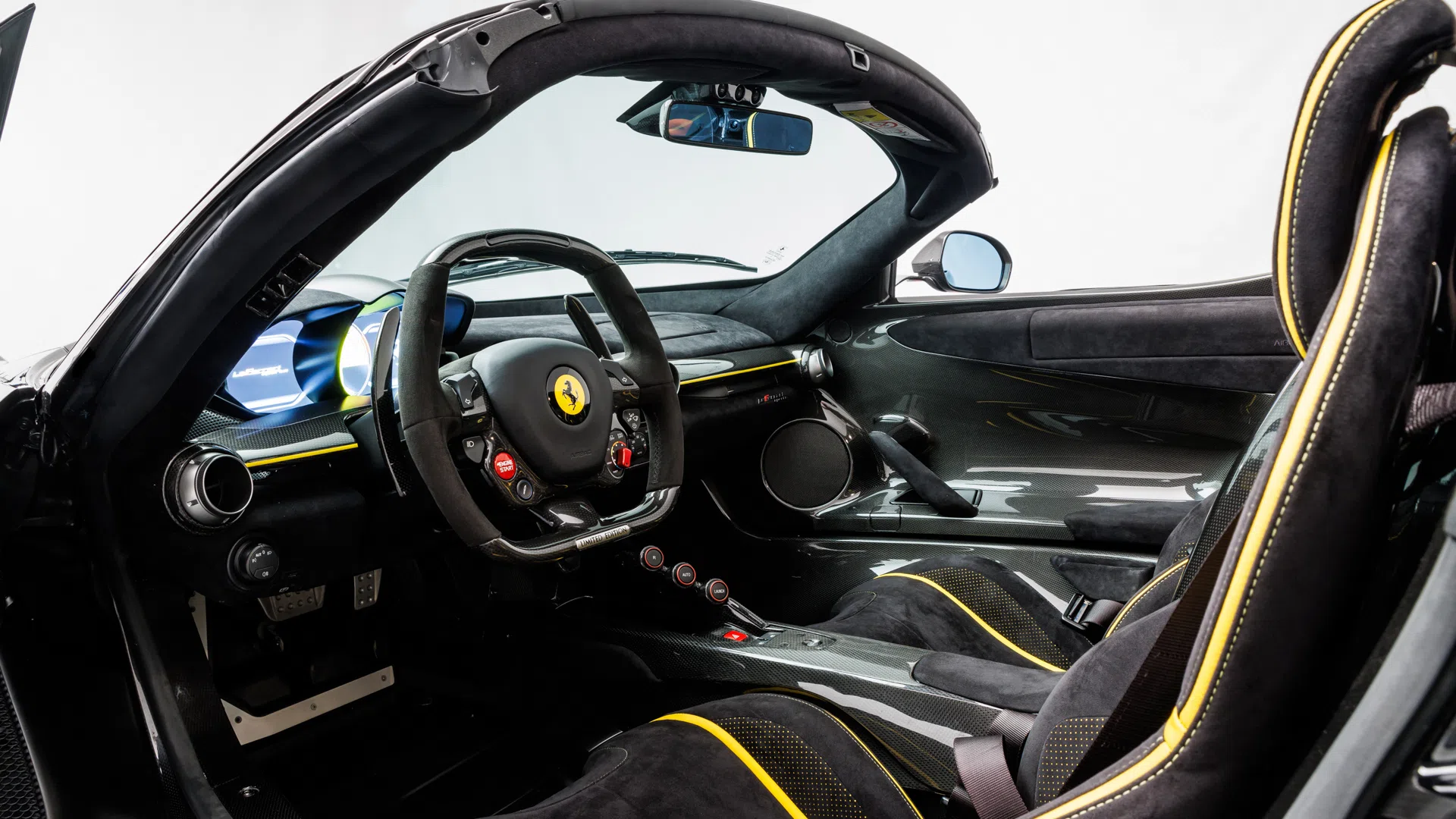 2016 Ferrari La Ferrari Aperta interior, Alcantara