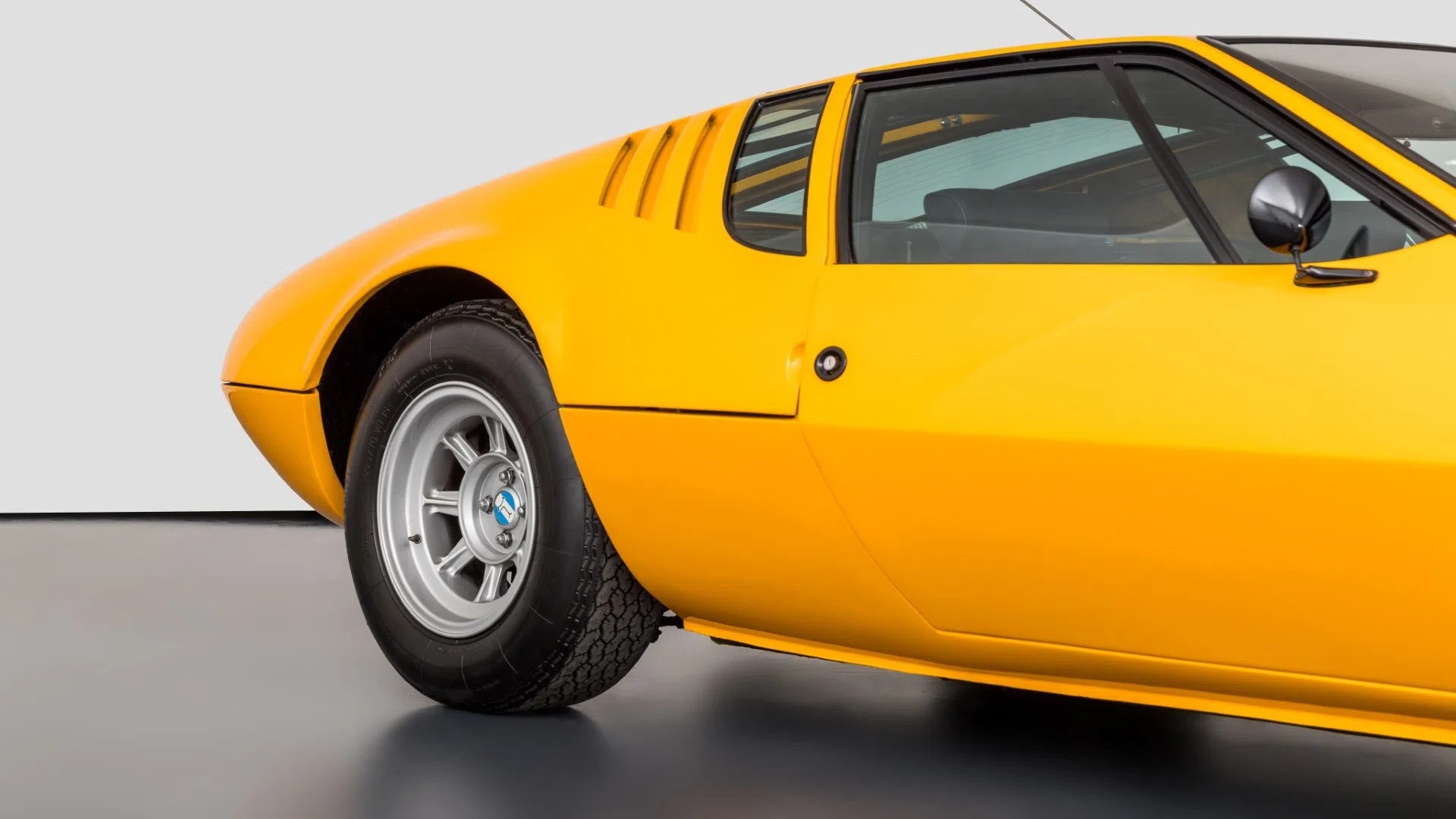 1971 DeTomaso Mangusta, side profile
