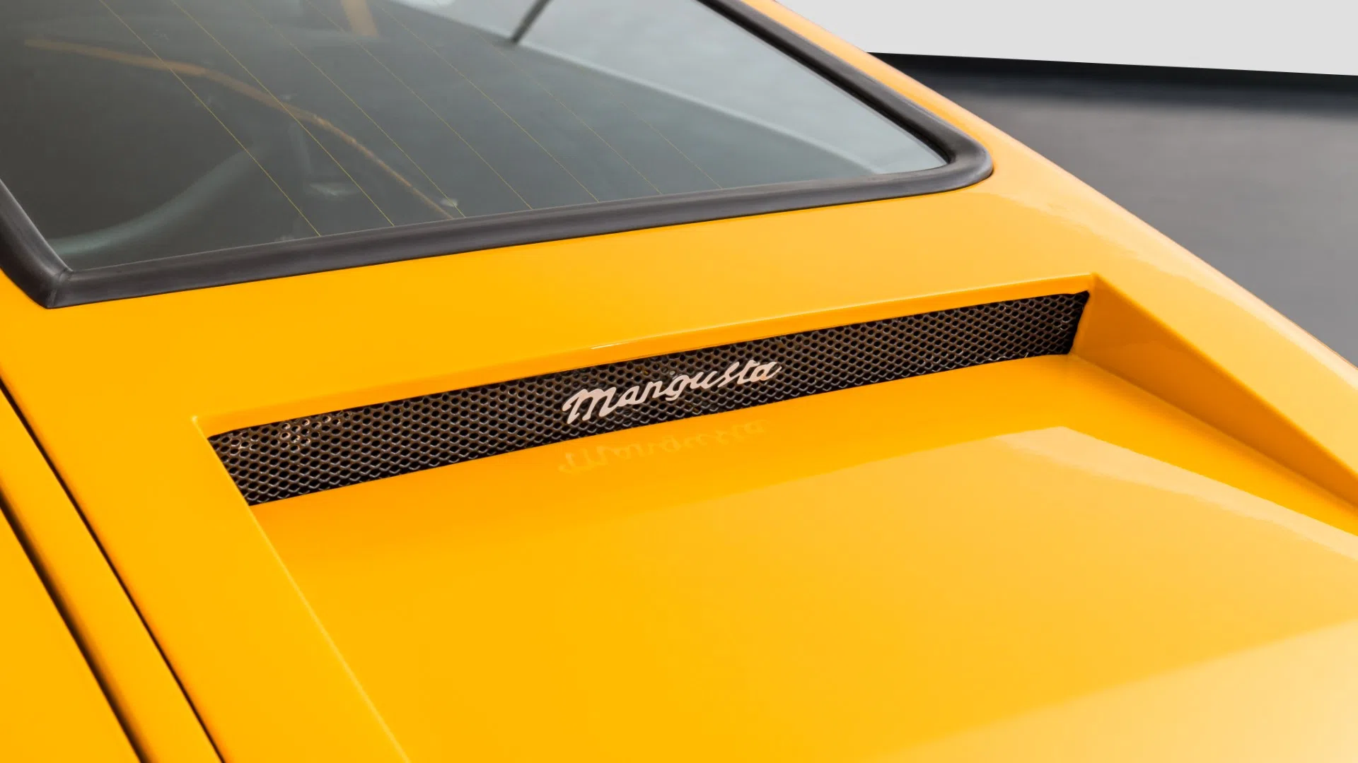 1971 DeTomaso Mangusta interior, door sill