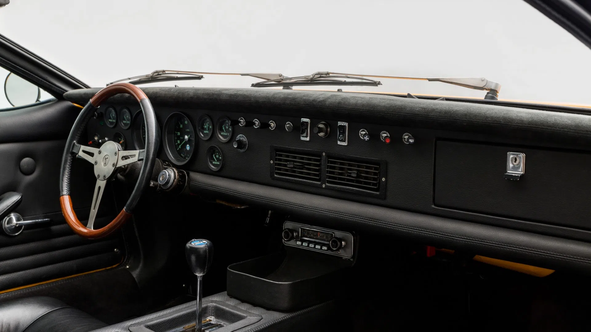 1971 DeTomaso Mangusta interior, dashboard