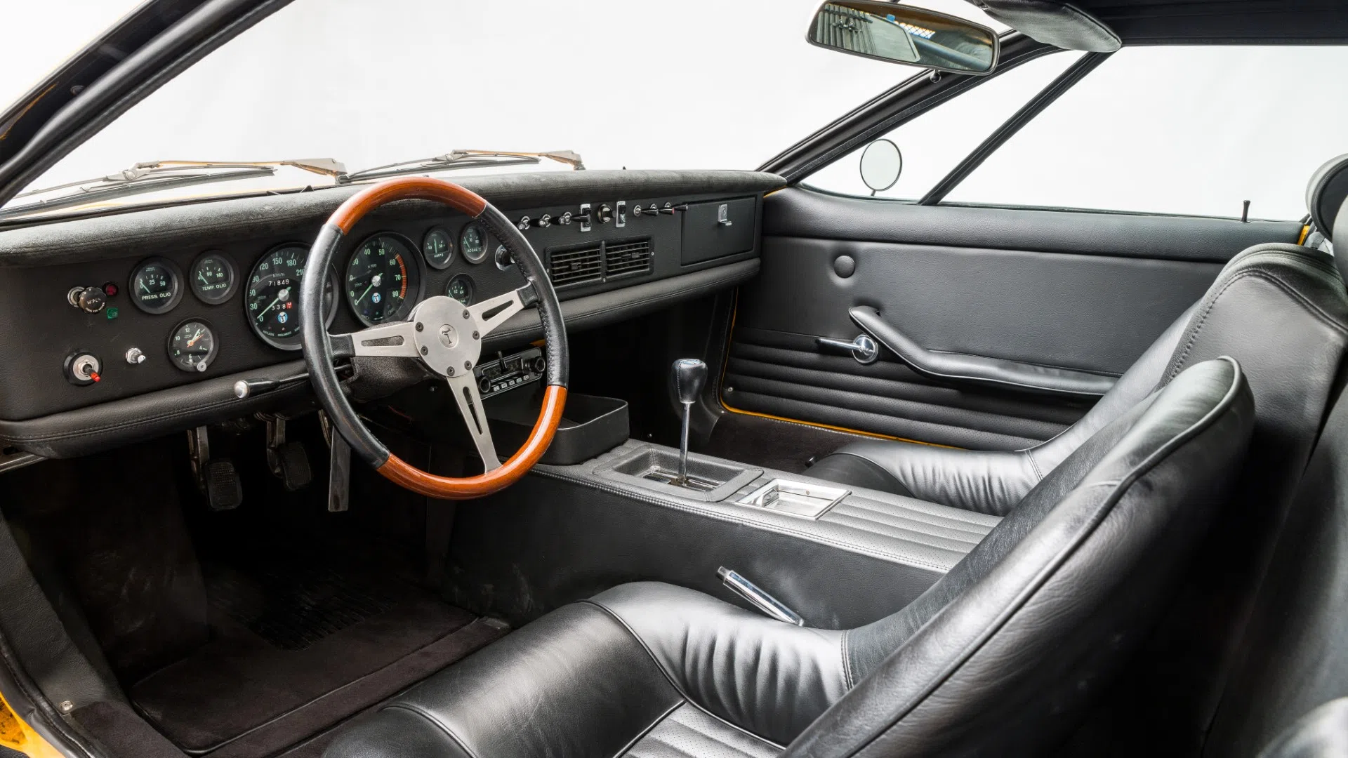 1971 DeTomaso Mangusta interior, dashboard