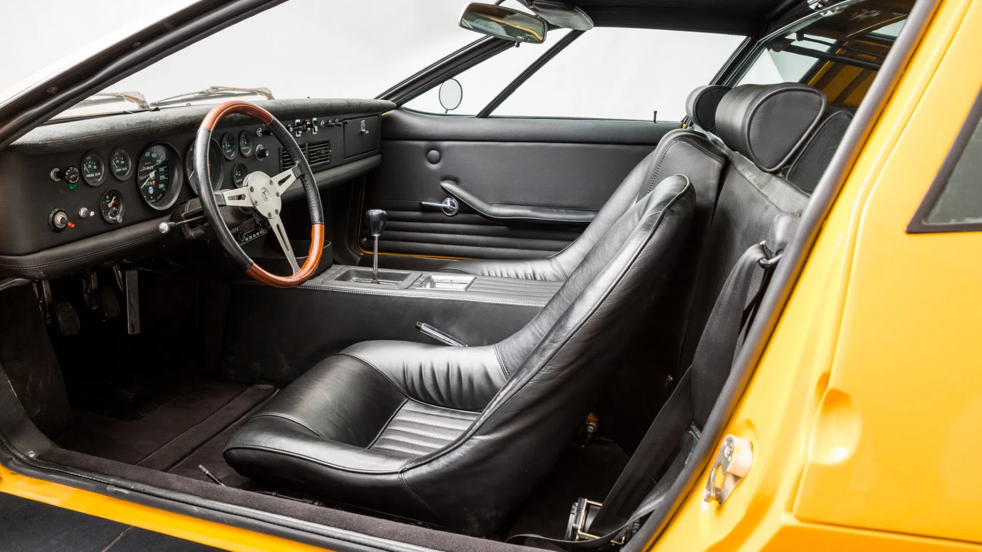 1971 DeTomaso Mangusta interior