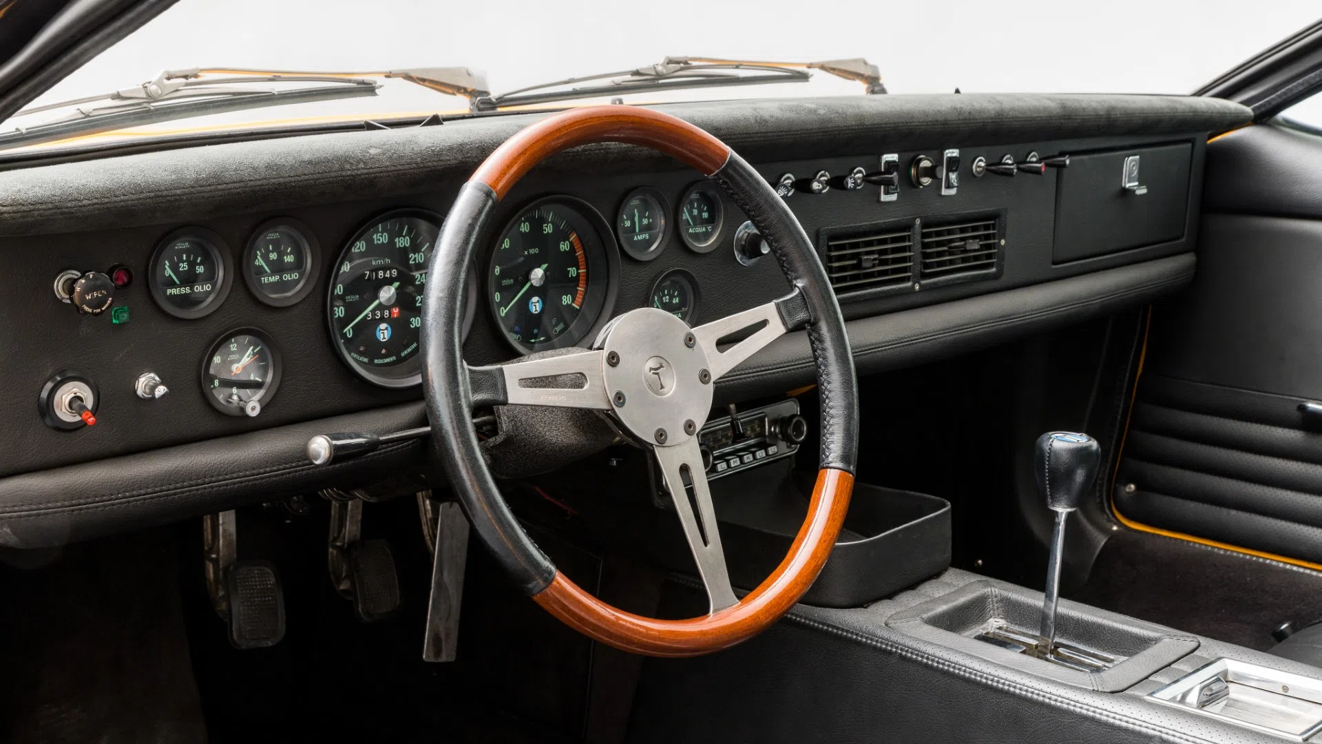 1971 DeTomaso Mangusta interior