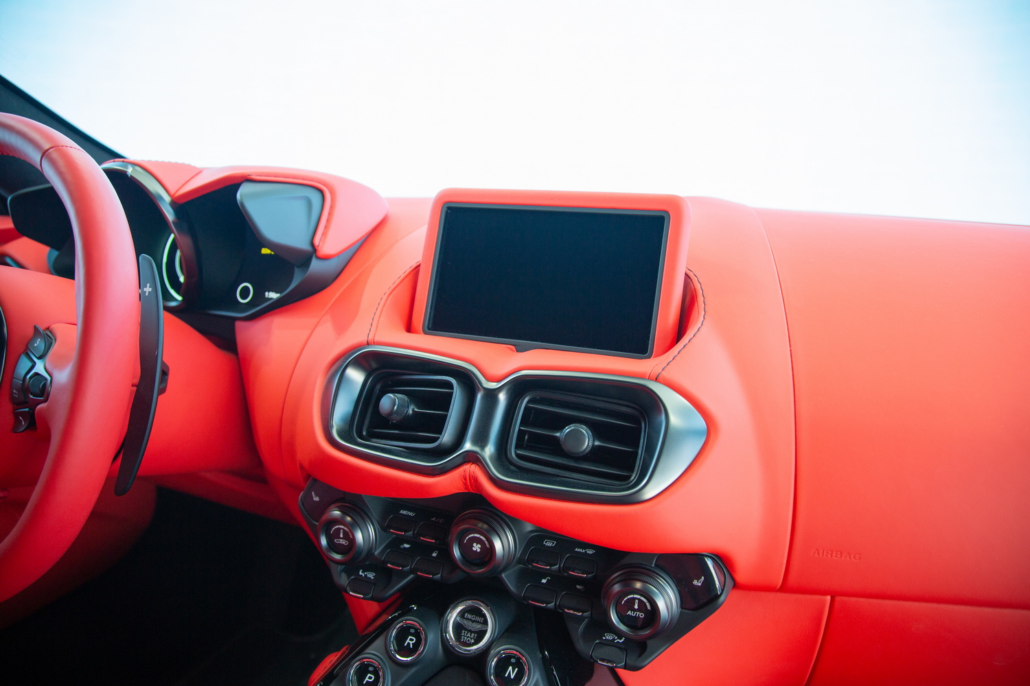 2022 Aston Martin Vantage V8, 14/16