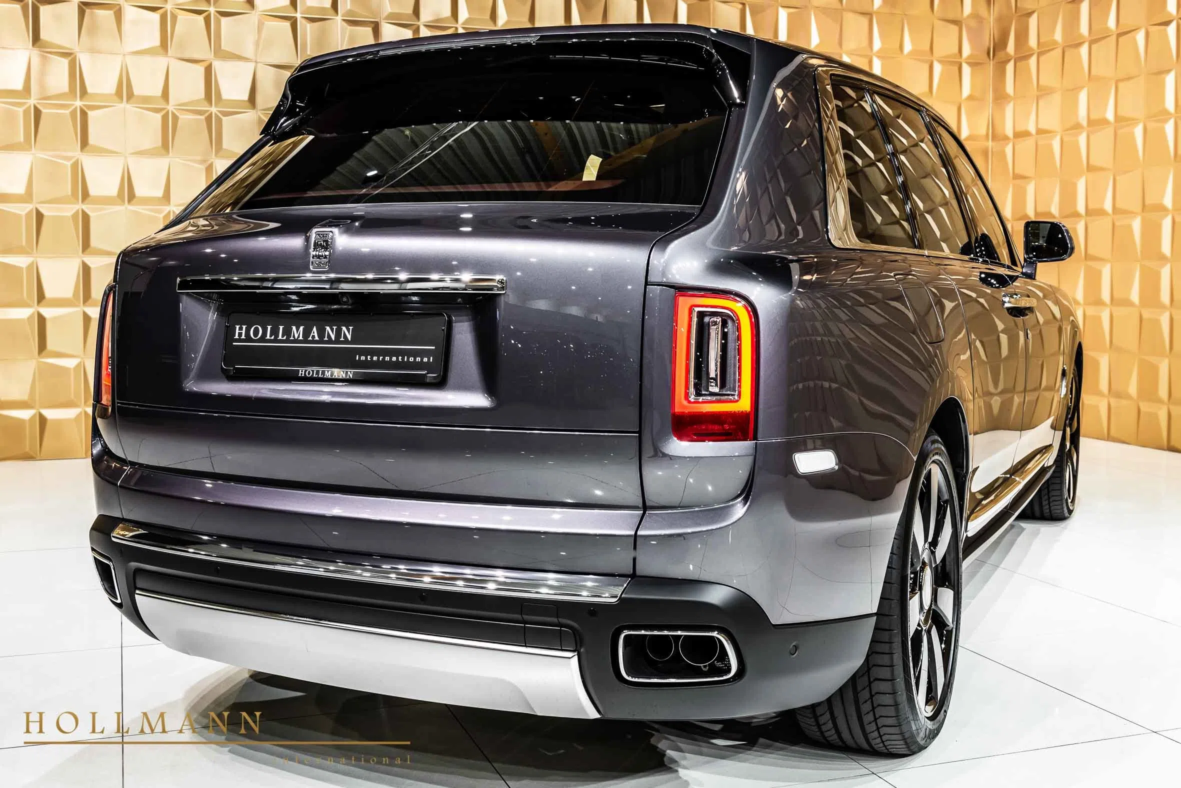 2019 Rolls-Royce Cullinan, rear three-quarter view, Midnight Anthracite