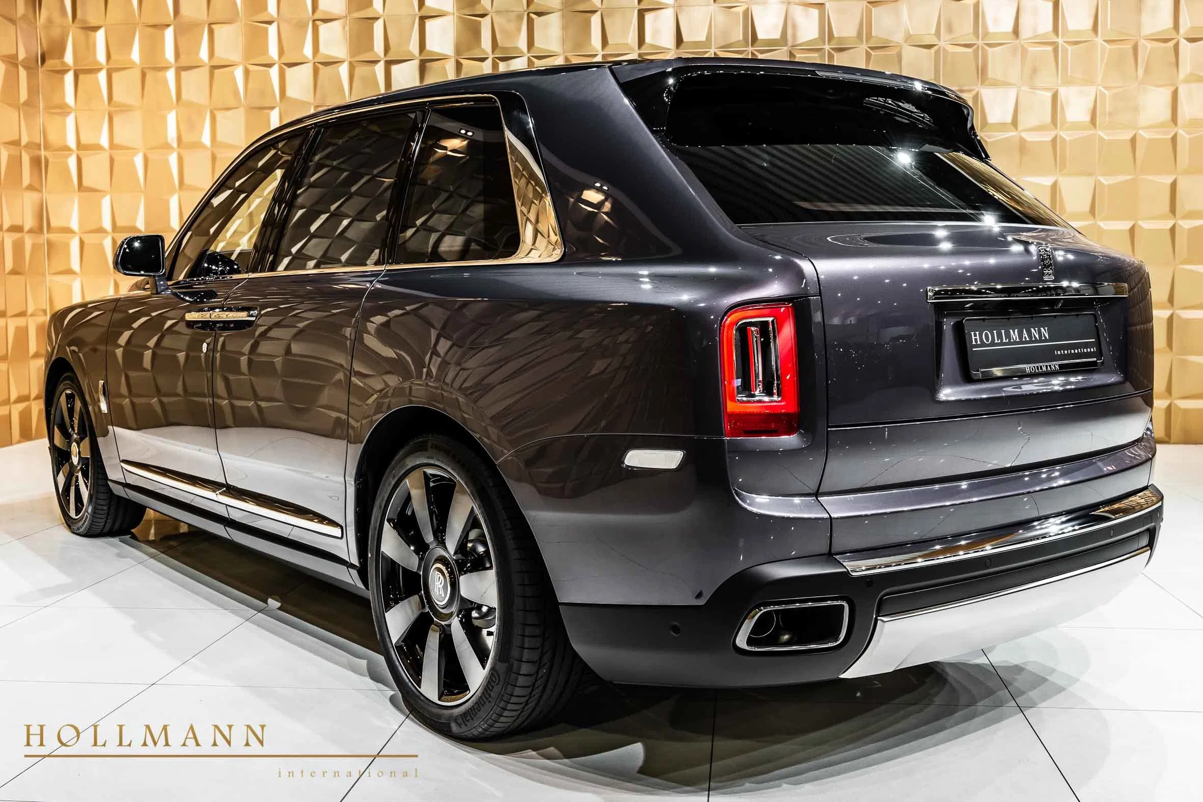 2019 Rolls-Royce Cullinan, rear three-quarter view, Midnight Anthracite