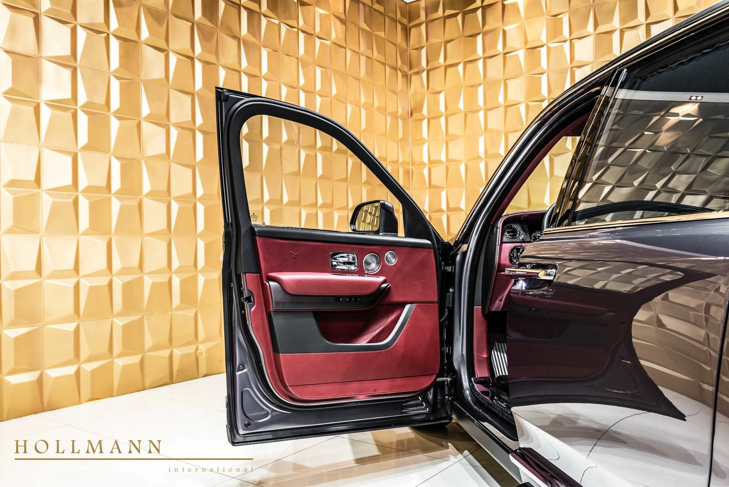 2019 Rolls-Royce Cullinan interior, door panel, Hotspur + Black