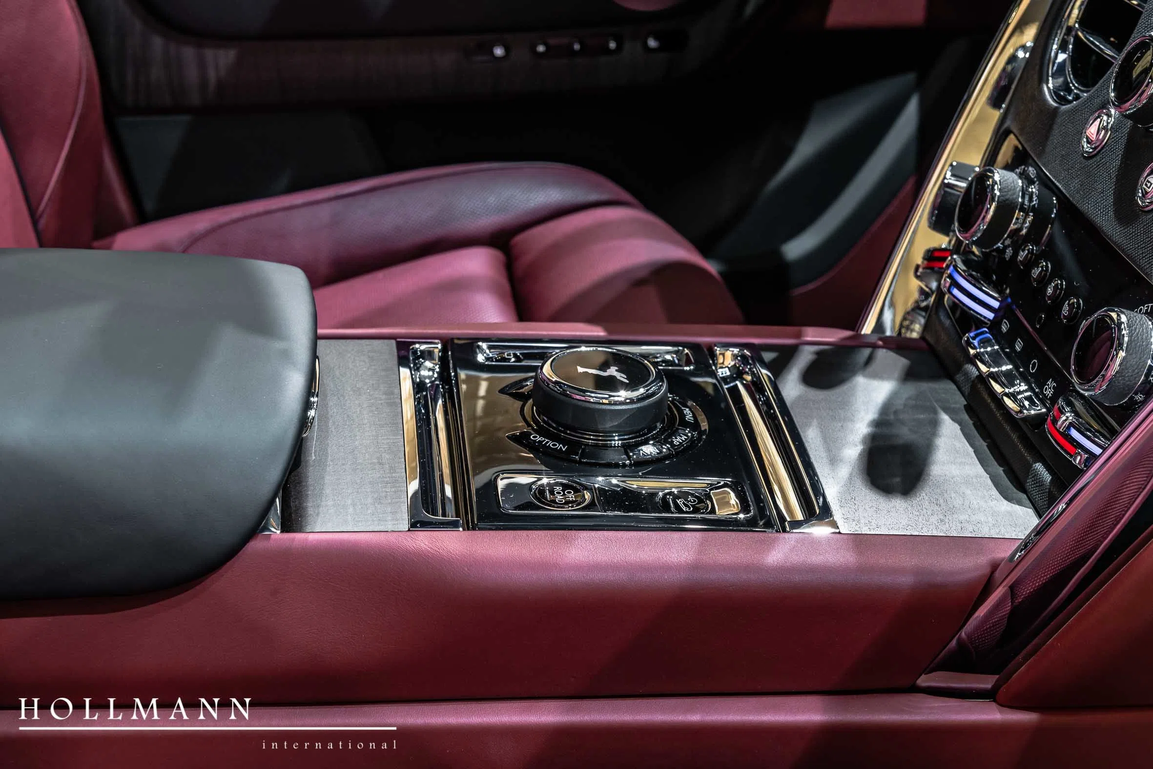 2019 Rolls-Royce Cullinan interior, Hotspur + Black