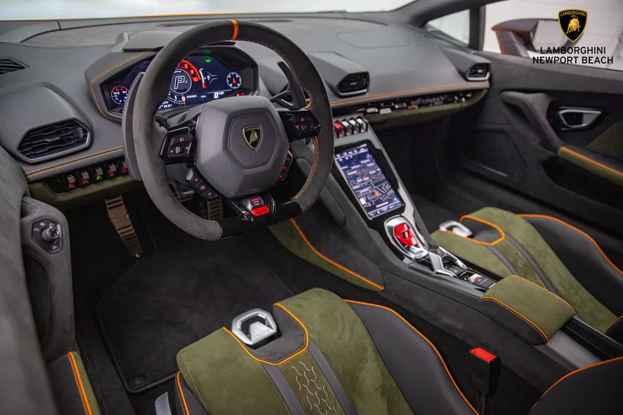 2023 Lamborghini Huracán Sterrato interior