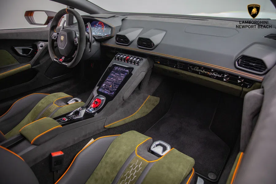 2023 Lamborghini Huracán Sterrato interior