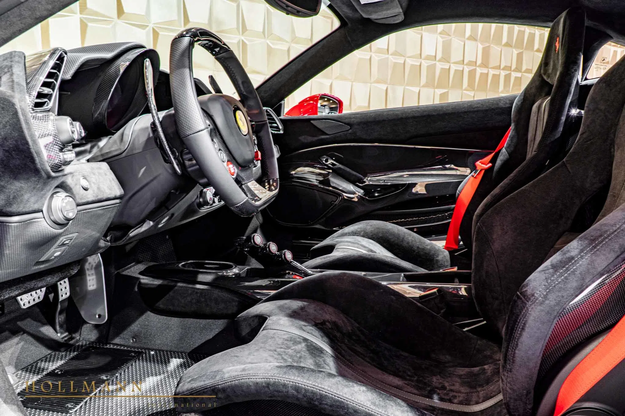 2019 Ferrari 488 Pista interior, Alcantara Nero