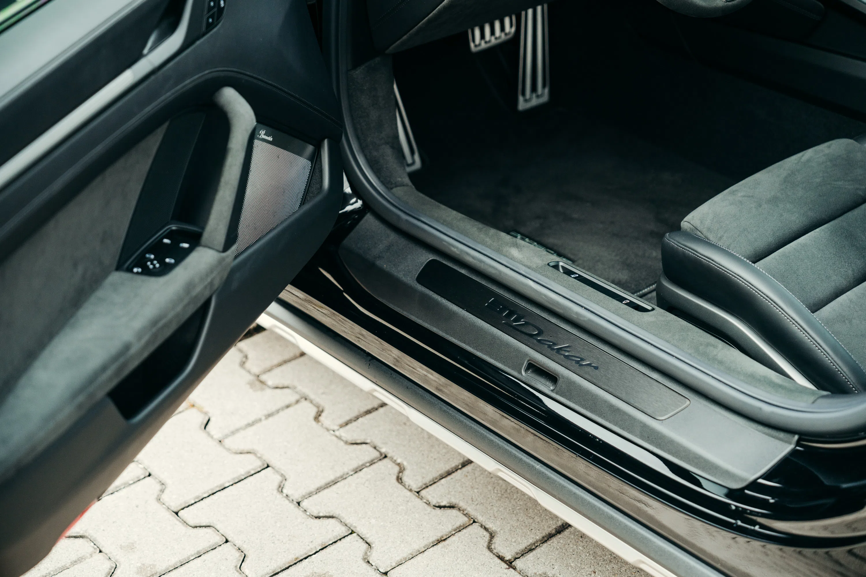 2023 Porsche 992 Dakar interior, door sill