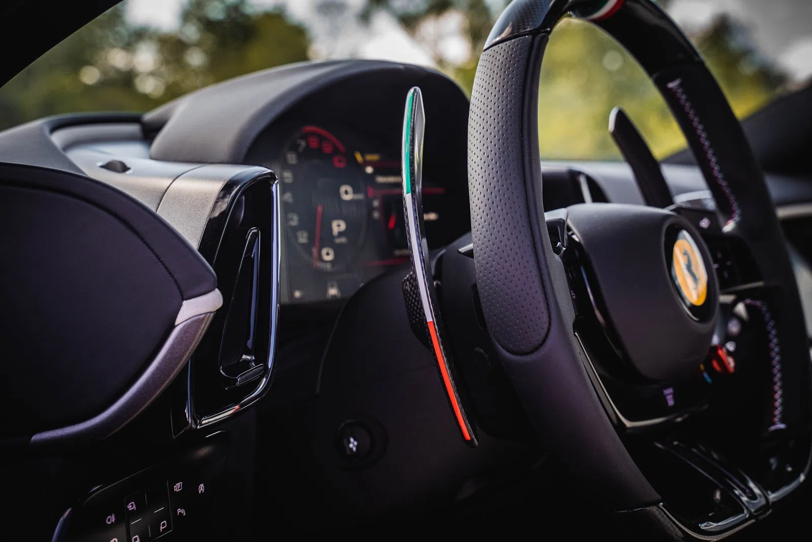 2023 Ferrari Roma interior, Grigio Chiaro Vollleder