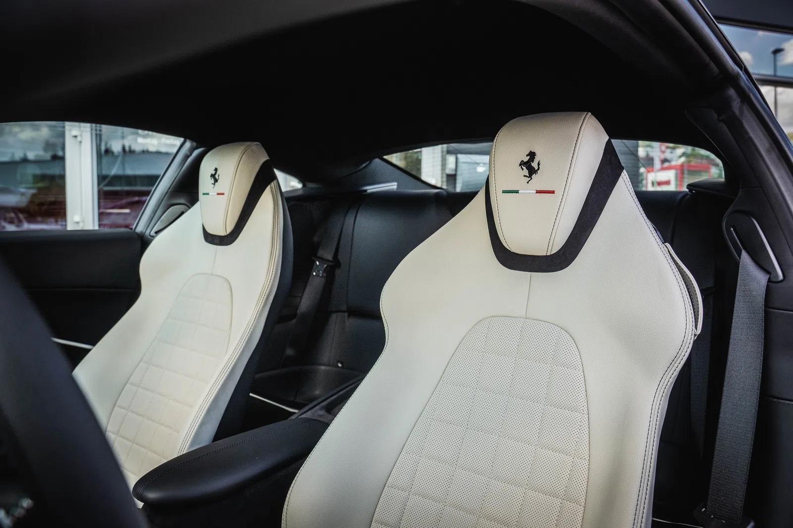 2023 Ferrari Roma interior, seats, Grigio Chiaro Vollleder