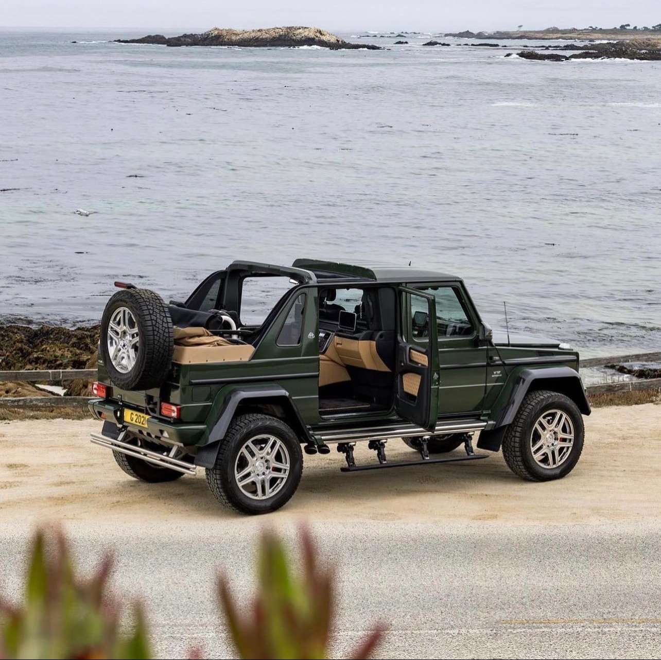 2018 Mercedes-Maybach G 650 Landaulet, 2/4