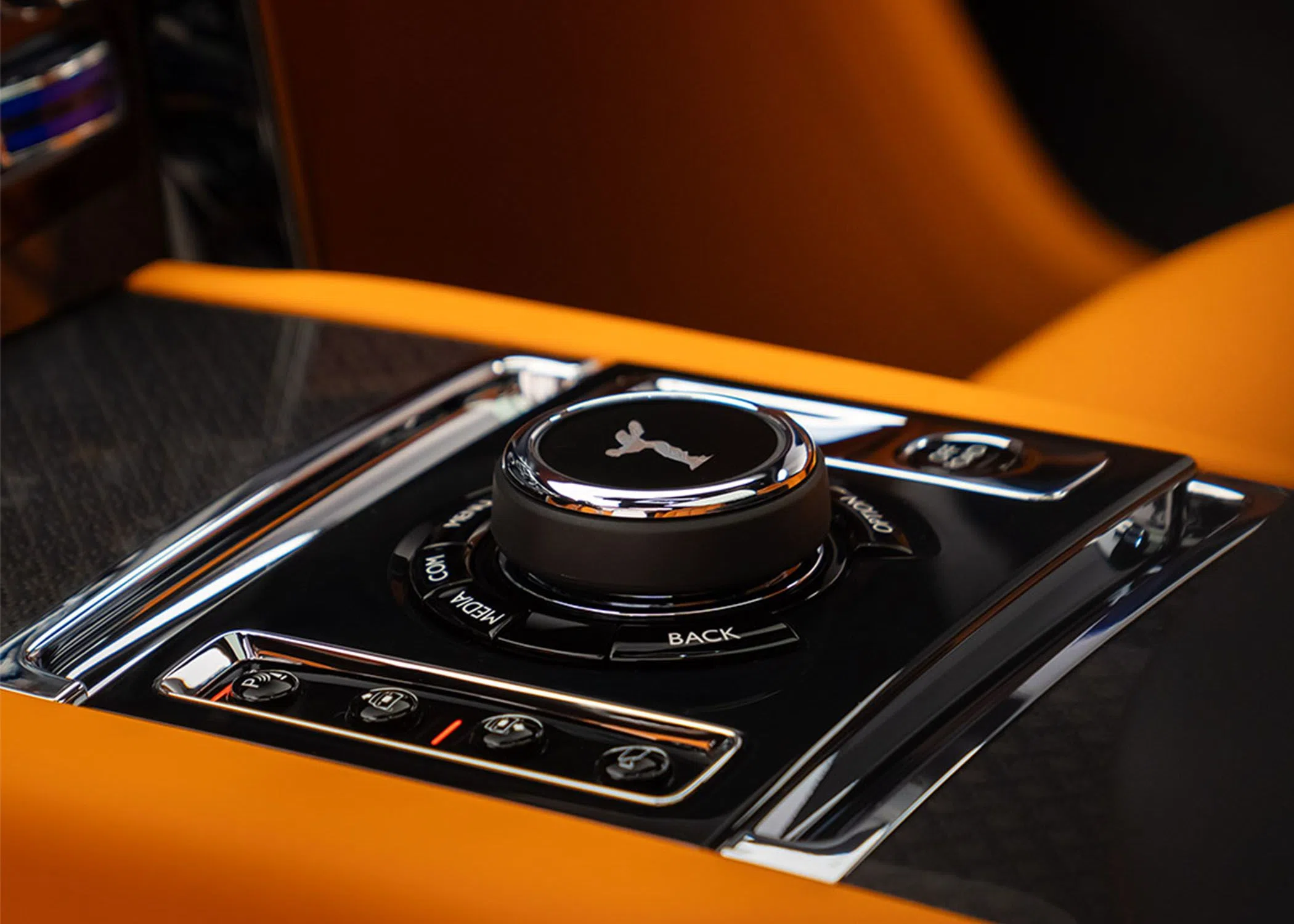 2023 Rolls-Royce Cullinan Black Badge interior, center console