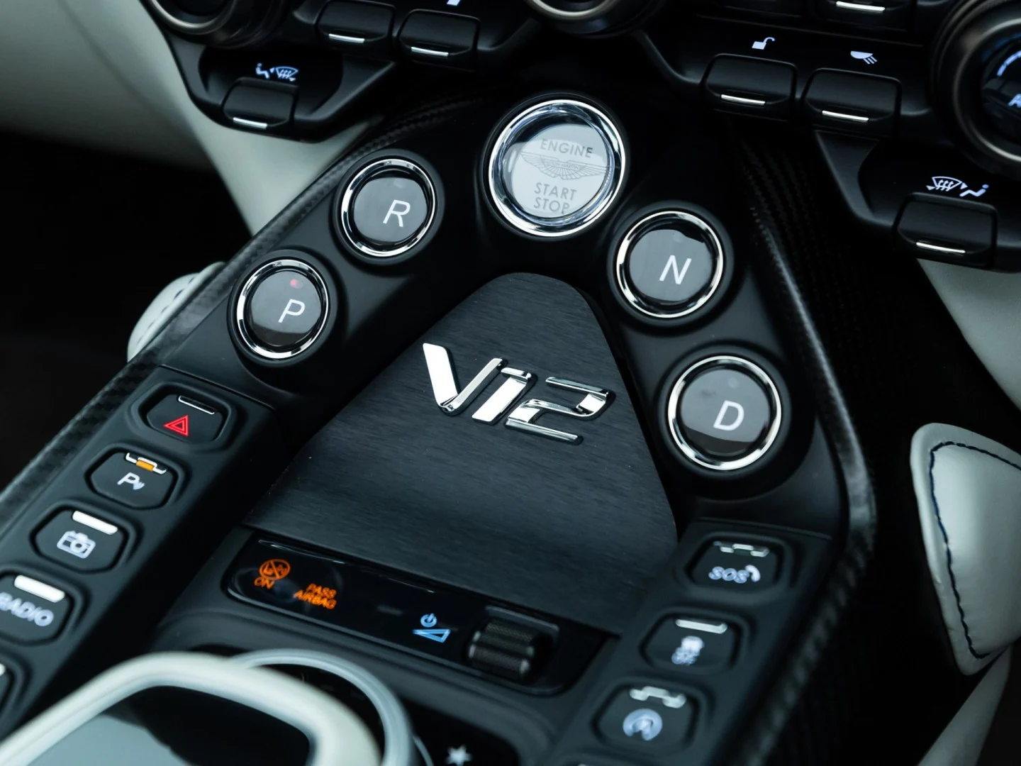 2023 Aston Martin V12 Vantage Roadster, 19/20