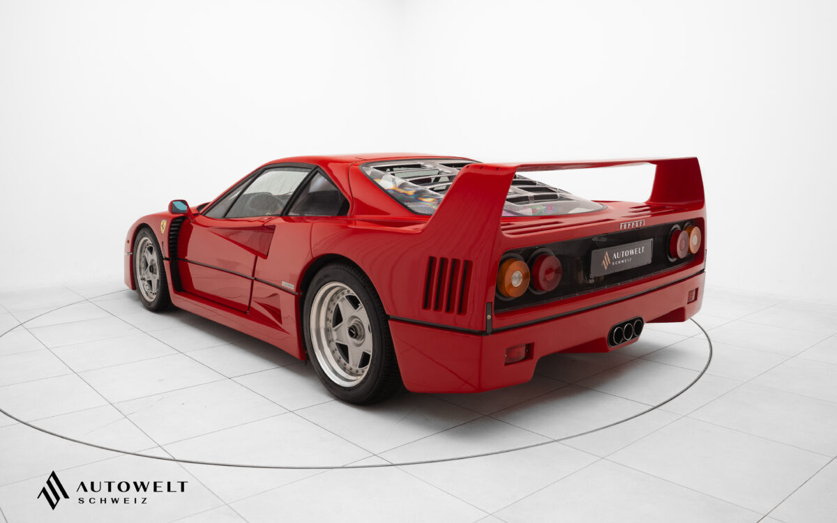 1990 Ferrari F40, 3/7