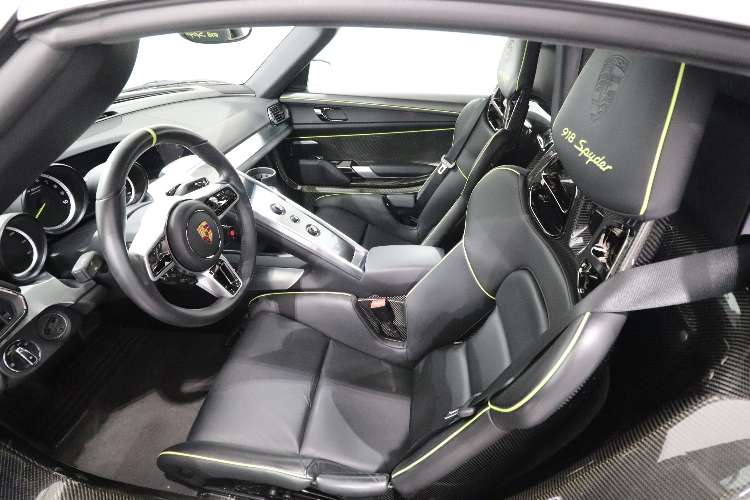 2016 Porsche 918 Spyder Weissach Package, 13/20