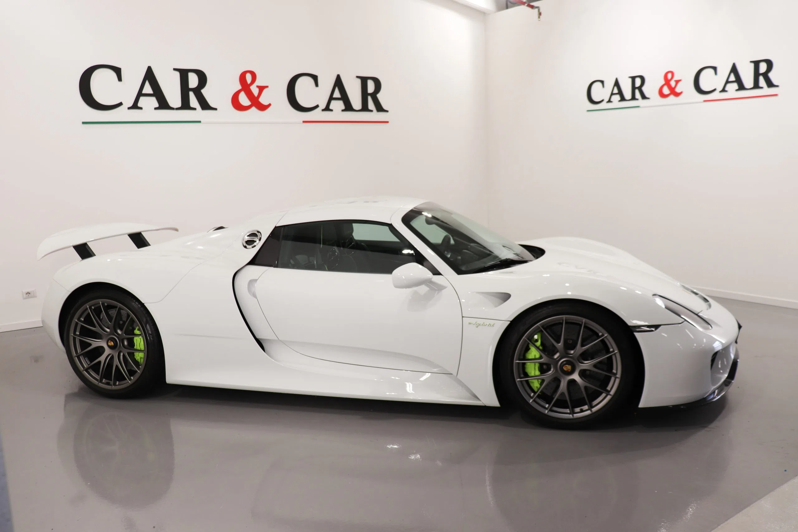 2015 Porsche 918 Spyder for sale, exterior, Bianco